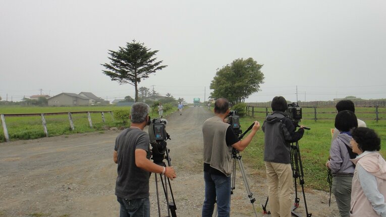 2011年8月、南相馬から日高町に来た被災馬を待ち受ける報道陣