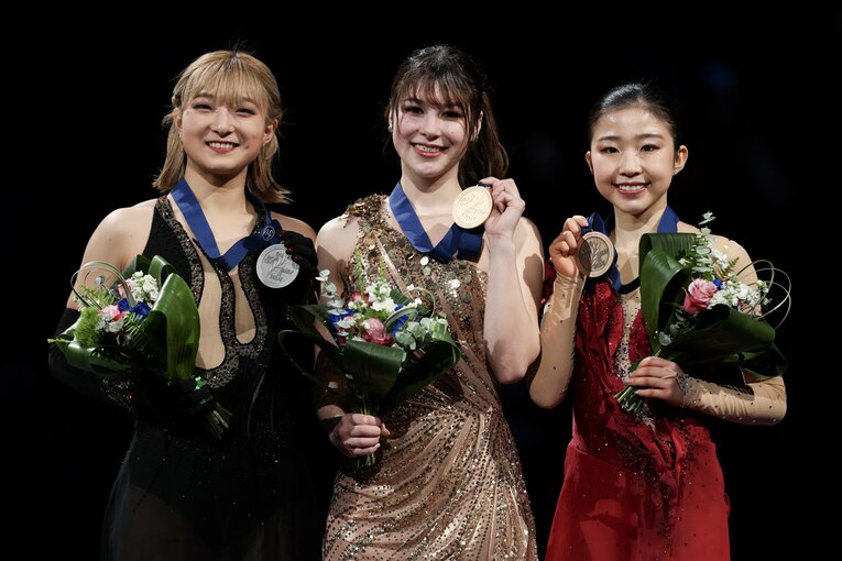 世界選手権で表彰台に立った（左から）坂本花織、アリサ・リュウ、千葉百音　©︎Getty Images