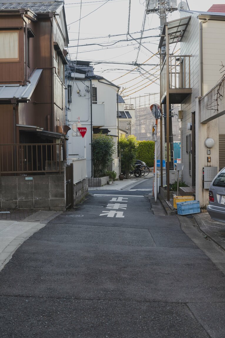 人工的なカーブの細い路地（まだ次の画像に続きます）