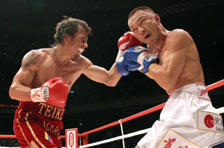 2008年6月12日、日本武道館でWBA世界スーパーフェザー級王者エドウィン・バレロと拳を交える挑戦者の嶋田雄大 ／ photograph by JIJI PRESS