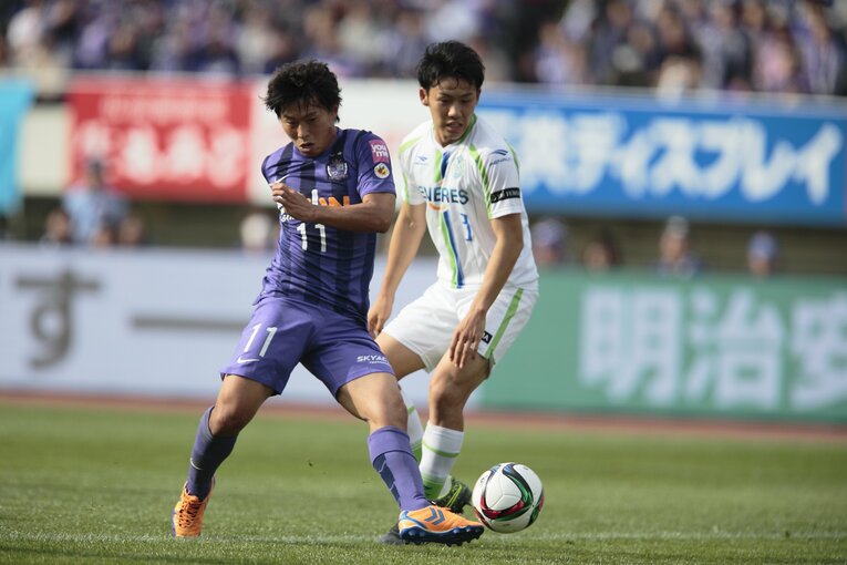 広島FW佐藤寿人とのマッチアップ（2015年）©︎Kiichi Matsumoto