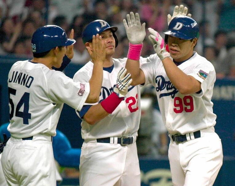 現役時代の井上新監督と山崎氏　©JIJI PRESS