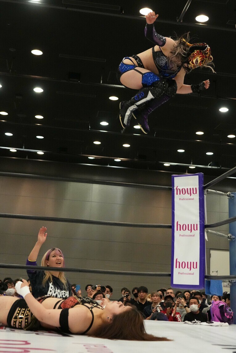 得意の空中殺法を見せるキッド