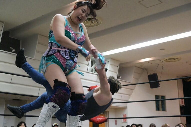 「やせたら可愛いのに」世間の声との闘い…“プラスサイズモデル”も務める女子レスラー・まなせゆうなの思い「ありのままの自分を愛せばいい」(84)