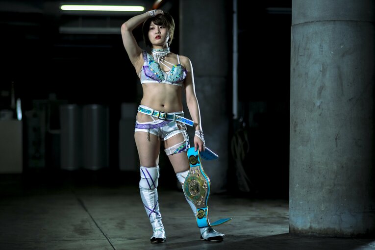 「背中まで見られてる。なんて素敵なんだと」トップ女子レスラー・安納サオリの輝きと“絶対不屈彼女”と呼ばれる理由《特別グラビア》(4)