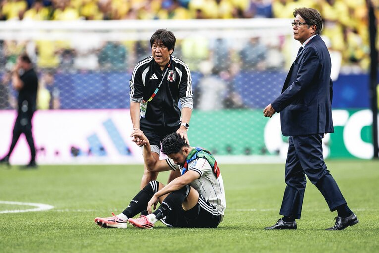 【テレビに映らなかったブラジル戦真相】試合後、涙、涙…ピッチに倒れ込む日本代表選手と励ます仲間たち。森保一監督の“痛恨の表情”も（写真は右に続きます）　©Kiichi Matsumoto/JMPA