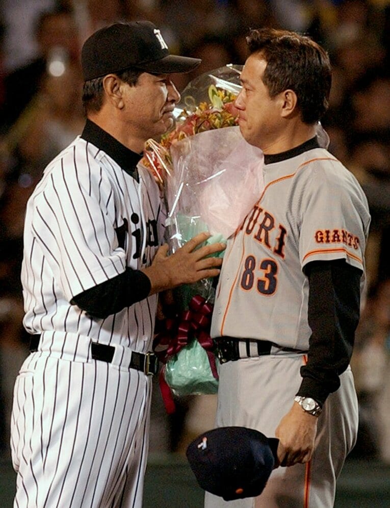 2003年10月、巨人監督を辞任し涙ぐむ原辰徳と、当時の阪神監督・星野仙一　©JIJI PRESS