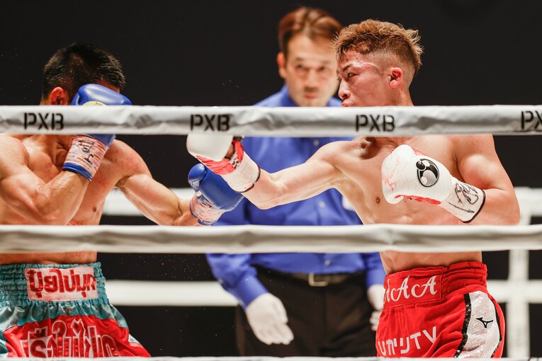 井上の強打にふらつくディパエン　©Tsutomu Takasu