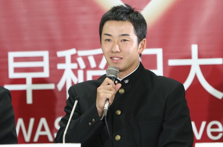 2010年ドラフト会議で4球団が1位指名。抽選の末、斎藤佑樹は日本ハムに入団した ／ photograph by JIJI PRESS