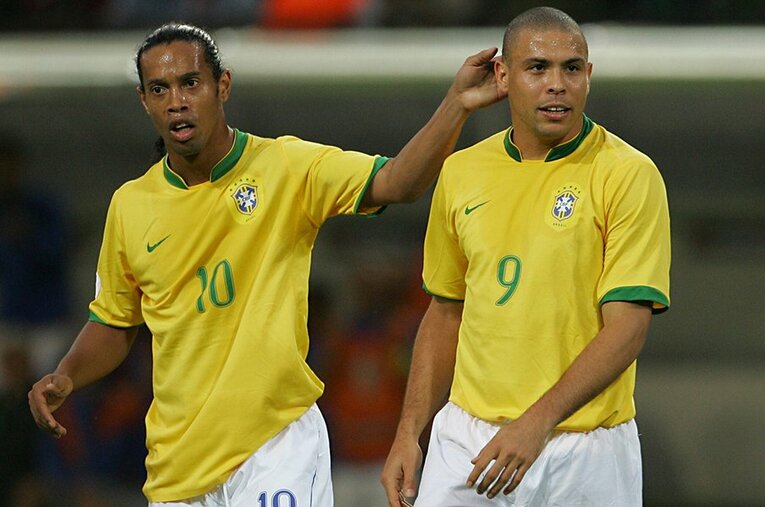 2006年W杯でのロナウジーニョとロナウド。15年経った今、2人の境遇はどうなってる？ ／ photograph by JMPA