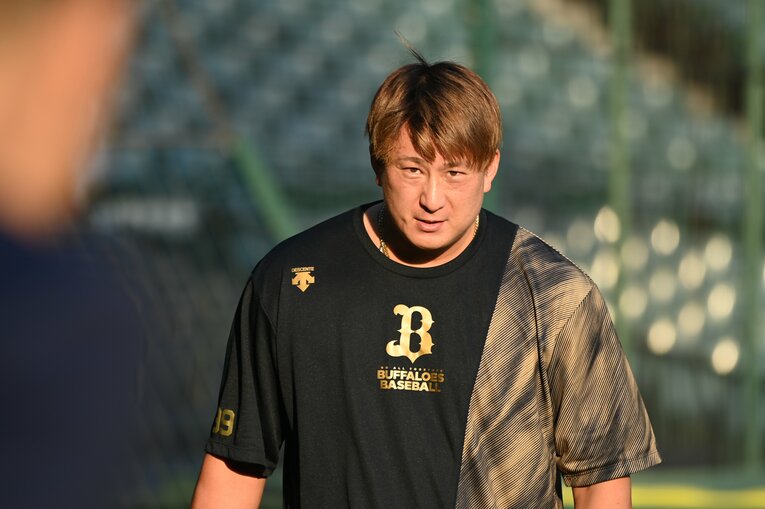 甲子園の西陽に照らされる杉本　©︎Naoya Sanuki