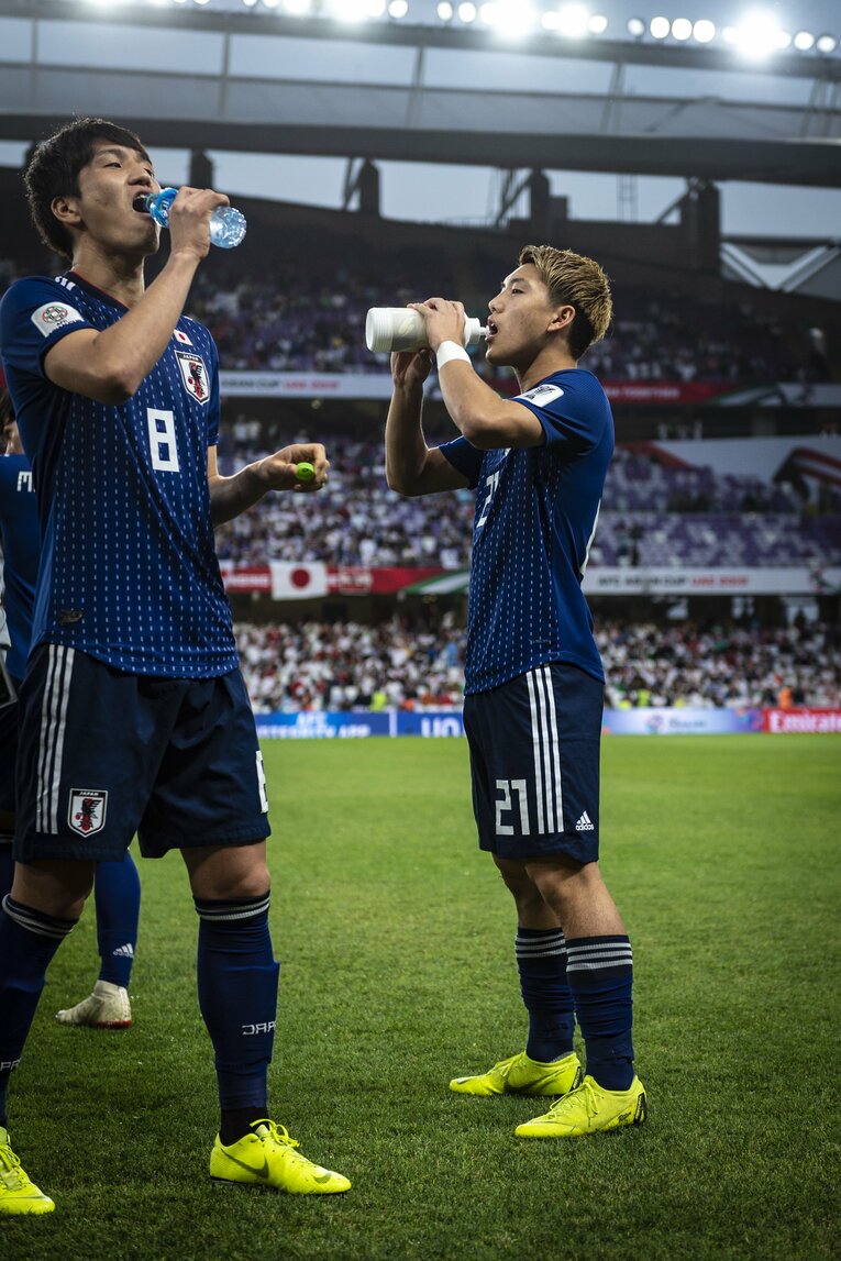 堂安と同じタイミングでドリンクを飲む原口　©Takuya Sugiyama