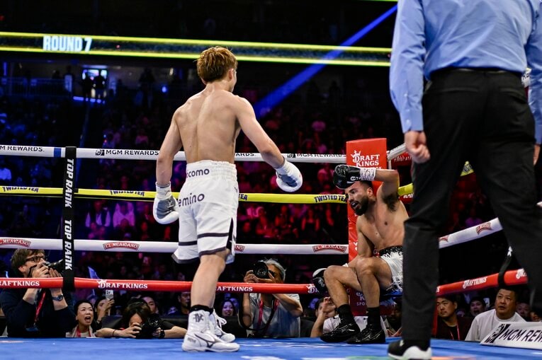 7回、カルデナスの攻撃で効かされたようにも見えた井上だが、そこから逆襲してダウンを奪った　©Hiroaki Finito Yamaguchi