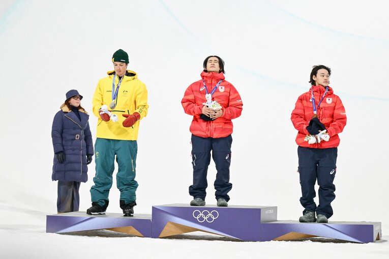 国歌が流れて帽子を取った戸塚と山田を見て……　©Nanae Suzuki/JMPA