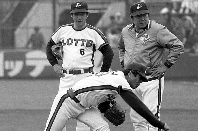 ロッテ時代、村田兆治を指導する稲尾監督。落合博満も心酔した人間性だったという ／ photograph by Sankei Shimbun