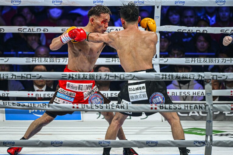 堤聖也vs.比嘉大吾。2月24日、有明アリーナ　©Takuya Sugiyama