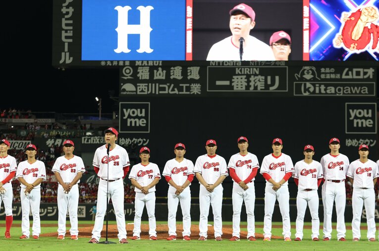 昨季の最終戦を終え、マツダスタジアムでファンに強い決意を語った新井監督 ／ photograph by JIJI PRESS