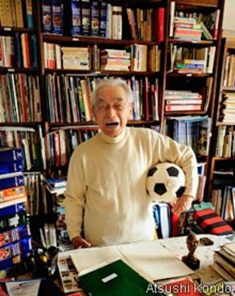 書斎にはマニア垂涎のお宝が数多く眠る。一番のお気に入り、ペレ直筆サイン入りボールを抱えて