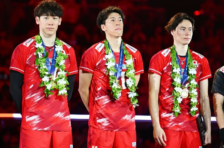 ロス五輪出場権を獲得したバレーボール男子日本代表。富田将馬（中央）らリザーブメンバーの存在も光った ／ photograph by JVA/AFLO SPORT