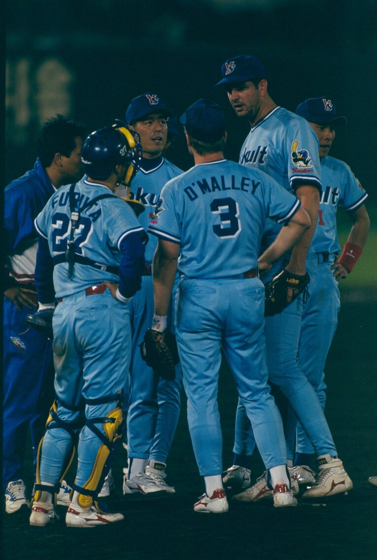 1995年、マウンドのブロスに集まるヤクルトナイン　©Kazuaki Nishiyama