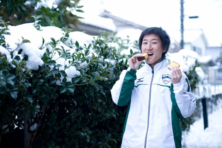 青学大時代の出岐雄大さん。地元・長崎の名物カステラを手に笑顔　©Miki Fukano