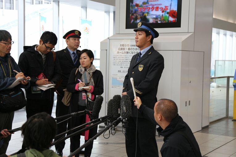 広島駅の係員として働く佐藤選手の取材の様子　©JR西日本
