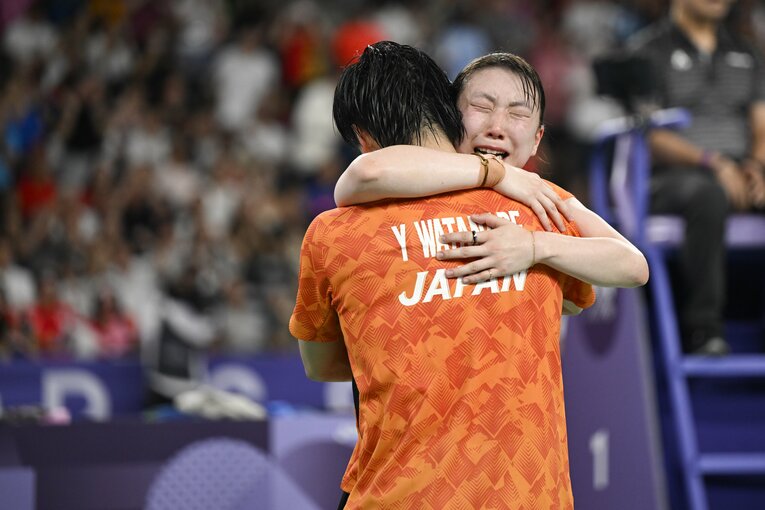 パリ五輪で銅メダルを獲得し抱きしめ合った東野有紗と渡辺勇大（スワイプするとその他の写真もご覧になれます）　©Asami Enomoto/JMPA