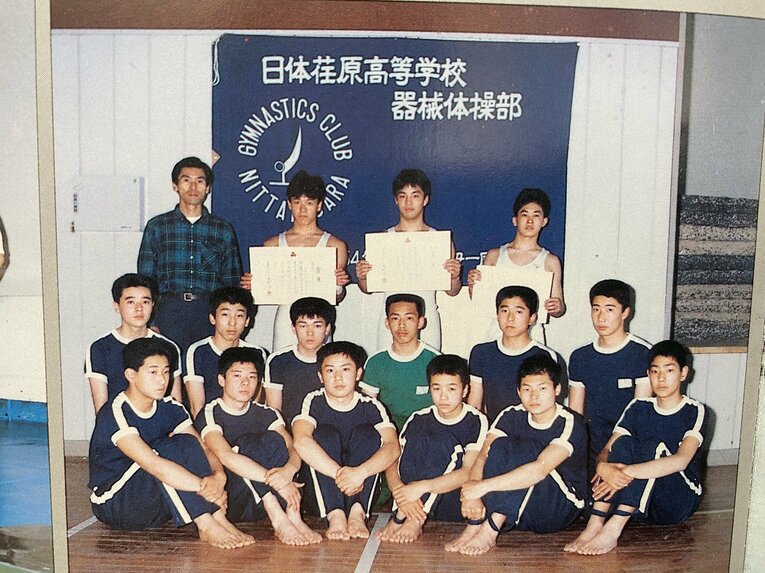 高校の卒業アルバムより。上段左から2人目が佐藤さん　提供：佐藤弘道