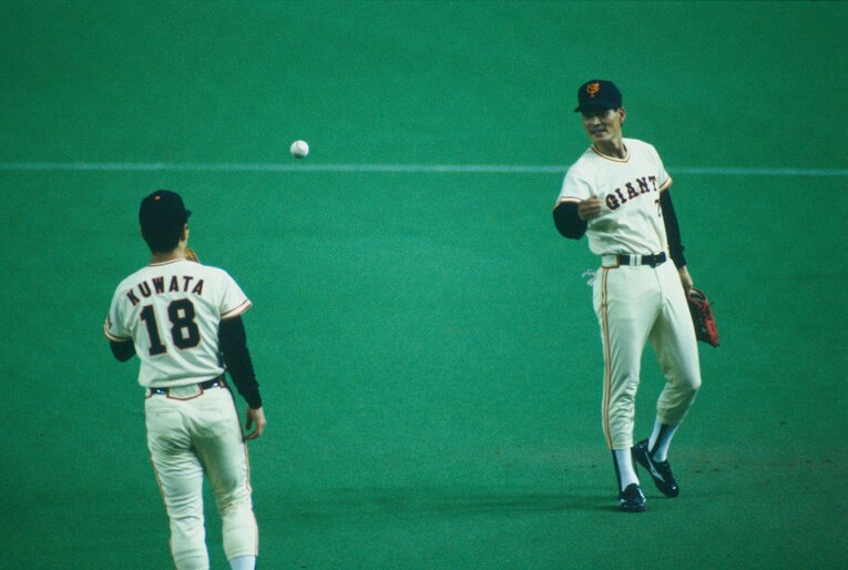 桑田真澄にボールを返す中畑清（1988年　東京ドーム）　(C)Naoya Sanuki