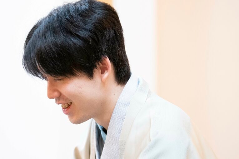 【藤井vs永瀬レア写真】負けても勝っても嬉しそう…2人の感想戦を見る（右に続きます）　©Keiji Ishikawa