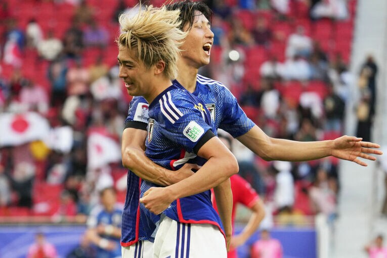 中村敬斗を祝福する伊藤　©Etsuo Hara/Getty Images