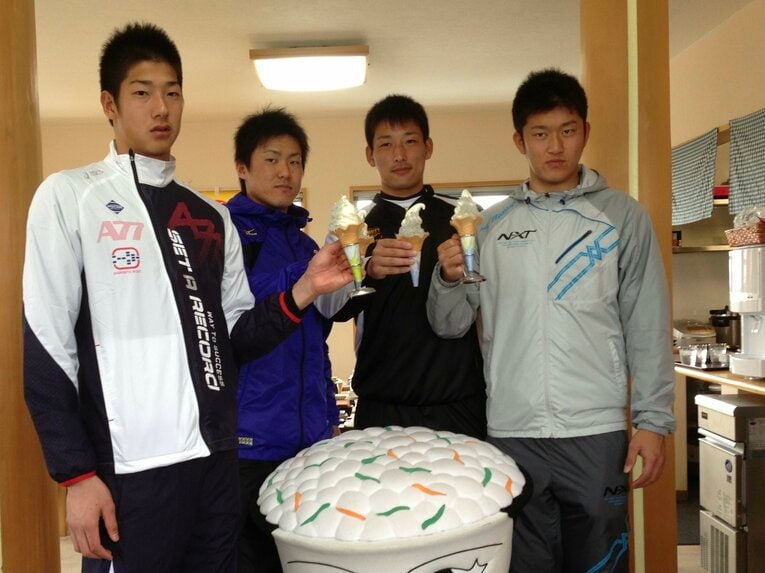 プロ１年目の安芸キャンプの休日にソフトクリームを食べるルーキーの４人。左から横田さん、陽川、岩崎、岩貞　©︎Mayumi Doi