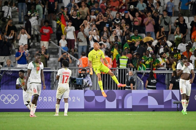 マリ戦でキッカーのPK失敗を誘発し、大ジャンプで喜びを表現する小久保玲央ブライアン（2枚目／全2枚）©Takuya Nakachi/JMPA