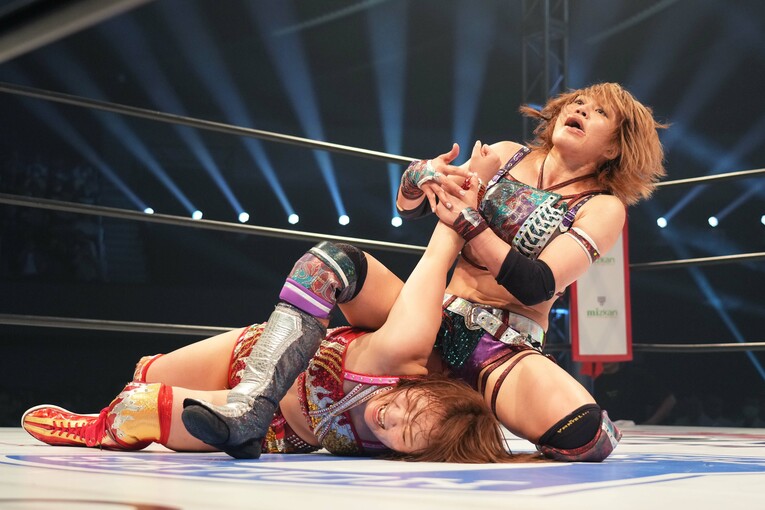 腕固めにいく朱里　©Essei Hara