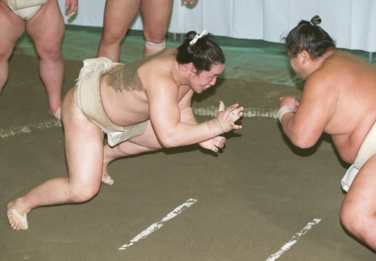 けいこ総見で強さを見せる朝青龍（2000年12月撮影）©︎JIJI PRESS