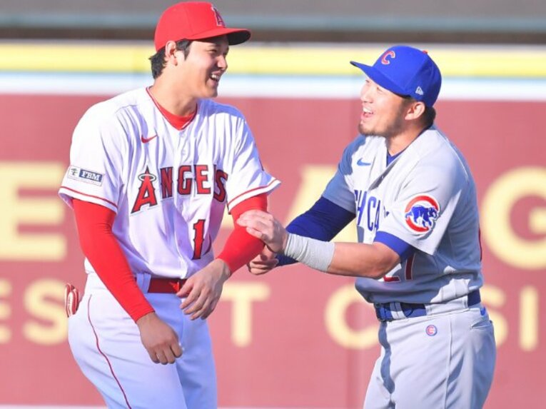 久々の再開に思わず笑みがこぼれる2人　©JIJI PRESS