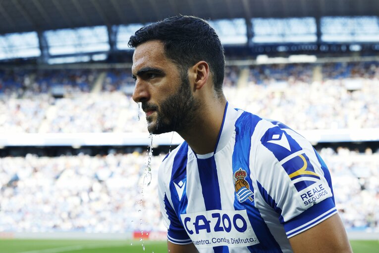 「KUBOコール」や「武房、シャツくれませんか」日本語メッセージの少年、猛プレスに感謝のハグ…“久保建英リーガ100戦目の進化”を撮った(6)