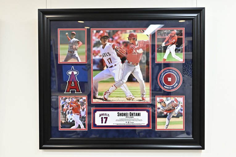 展示スペース以外にも医院内にはグッズが掲出されている　©Takashi Shimizu