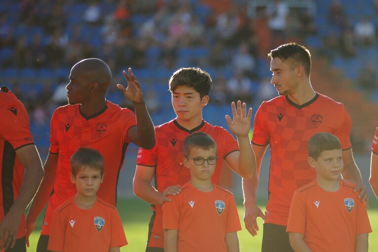 10月2日のゴリツァ戦。試合前の挨拶　©Yasuyuki Nagatsuka