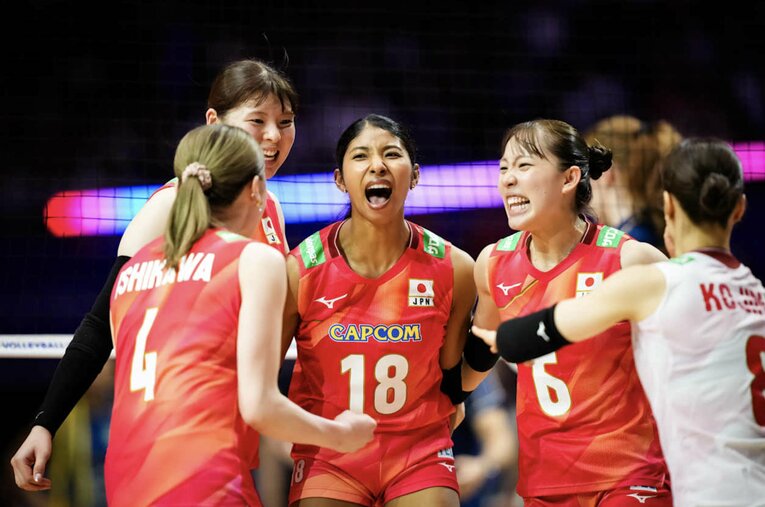 山田二千華、宮部愛芽世、関菜々巳（VNLブラジル戦）　©︎Volleyball World