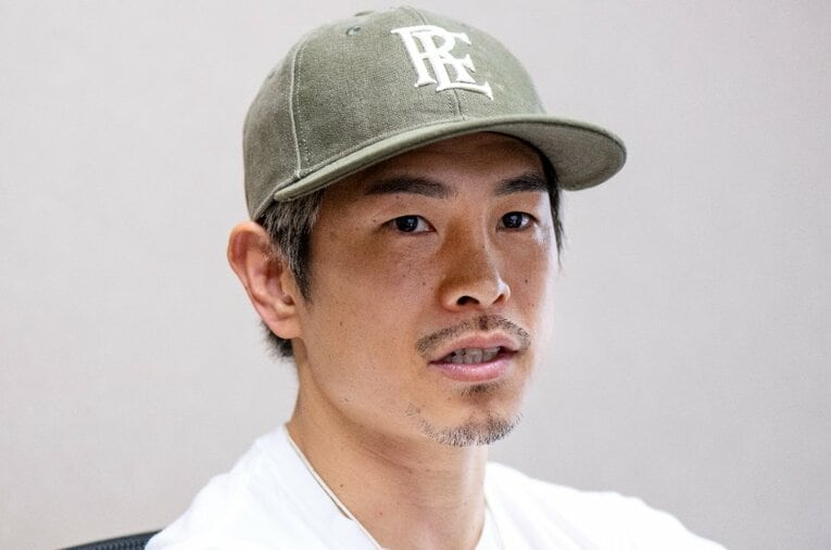 インタビューに応じる井岡一翔（37歳）。5階級制覇に向けてモチベーションは高まっている ／ photograph by Takashi Shimizu