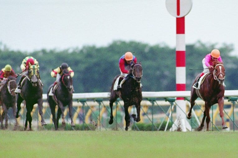 1992年の日本ダービーの2着馬はライスシャワー（写真右から2頭目）。1着はミホノブルボン ／ photograph by JIJI PRESS