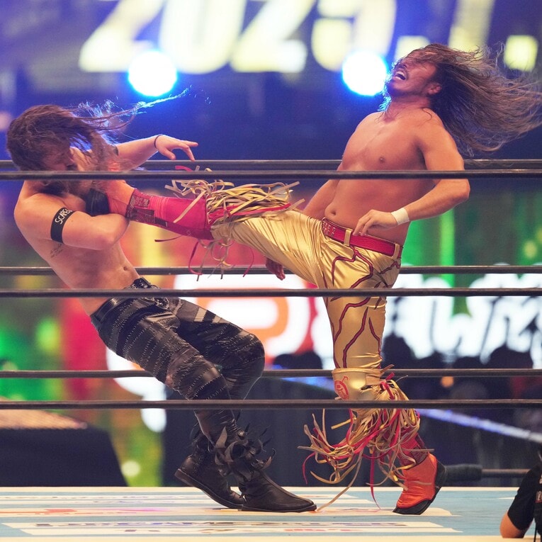 ジャック・ペリーを蹴り飛ばす辻陽太　©Essei Hara