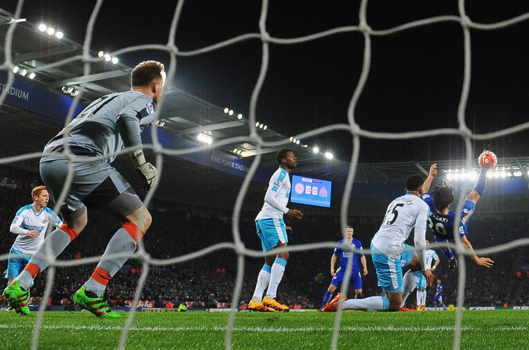 2016年3月、ニューカッスル戦で岡崎慎司が決めたオーバーヘッド弾（2枚目／全3枚）©Getty Images