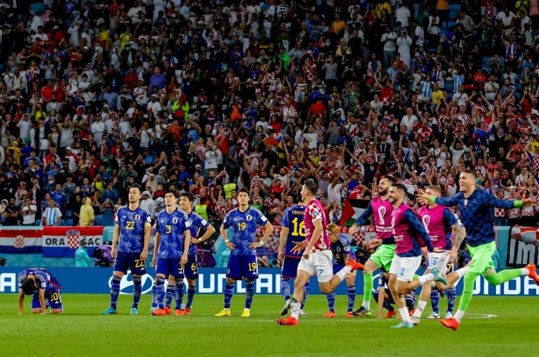 クロアチアにPK戦で敗れ、肩を落とす日本の選手たち。“死の組”と評されたグループEを突破したが、目標としてきたベスト8には届かなかった ／ photograph by Kiichi Matsumoto/JMPA