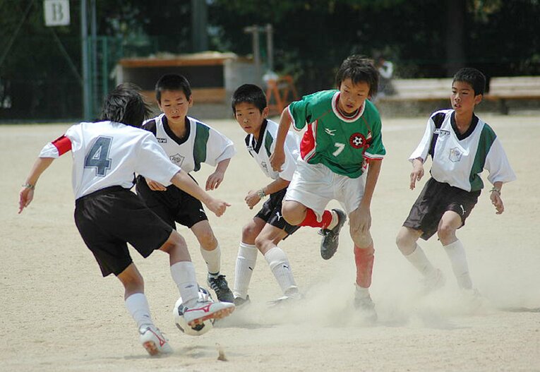 長岡京サッカークラブでプレーする小学6年の宇佐美貴史（右から２人目）［小嶋重毅コーチ提供］©JIJI PRESS