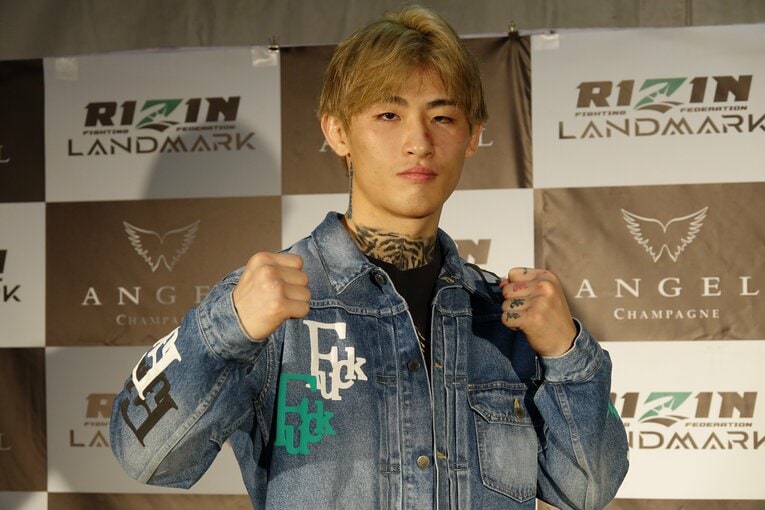 MMA2連勝を飾り、平本蓮は晴れやかな表情でファイティングポーズを決める　©Koji Fuse