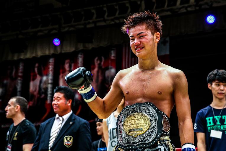 2015年5月31日、16歳の那須川天心はプロ6戦目でRISEバンタム級王座を獲得した　©Susumu Nagao