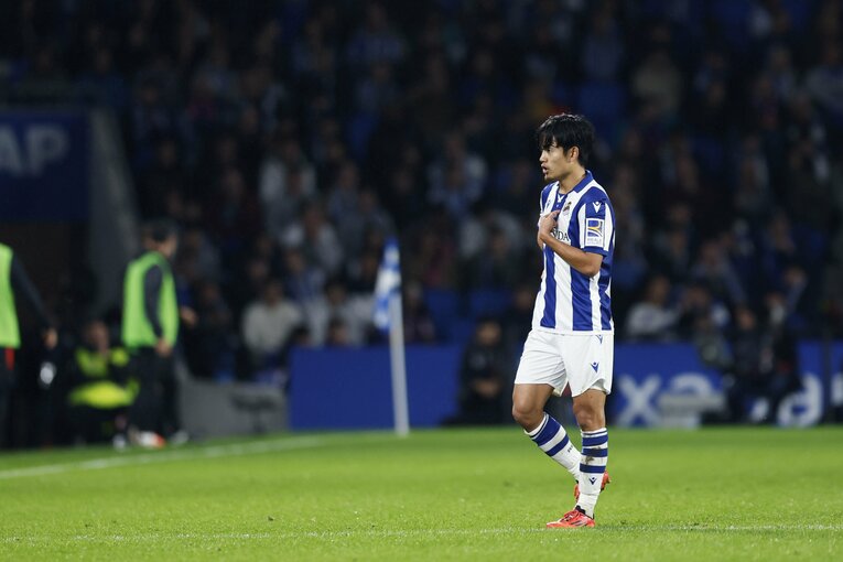 「交代はオレ？」と確認する久保。ピッチに残りフル出場した　©Daisuke Nakashima