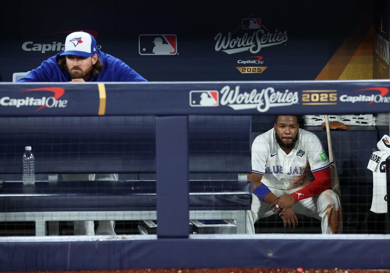 ドジャースに敗戦後、ベンチからなかなか立てなかったゲレロJr.とガウスマン【スワイプするとそのほかの写真もご覧になれます】　©Getty Images